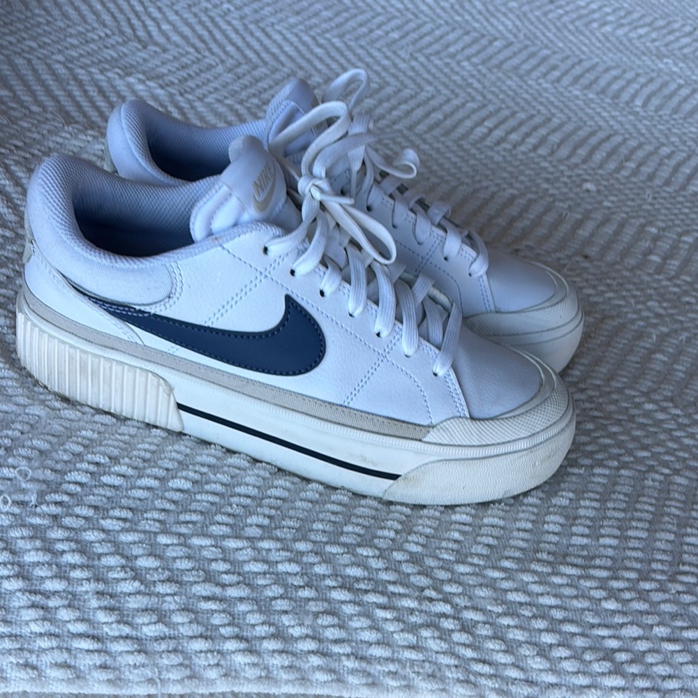 Nike court legacy lift